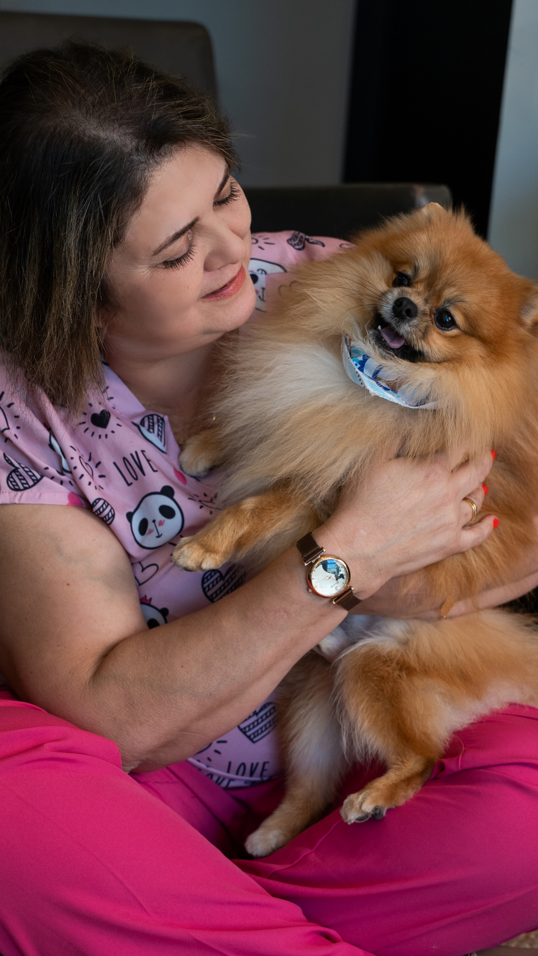 Veterinária atendendo um cão golden retriever em casa